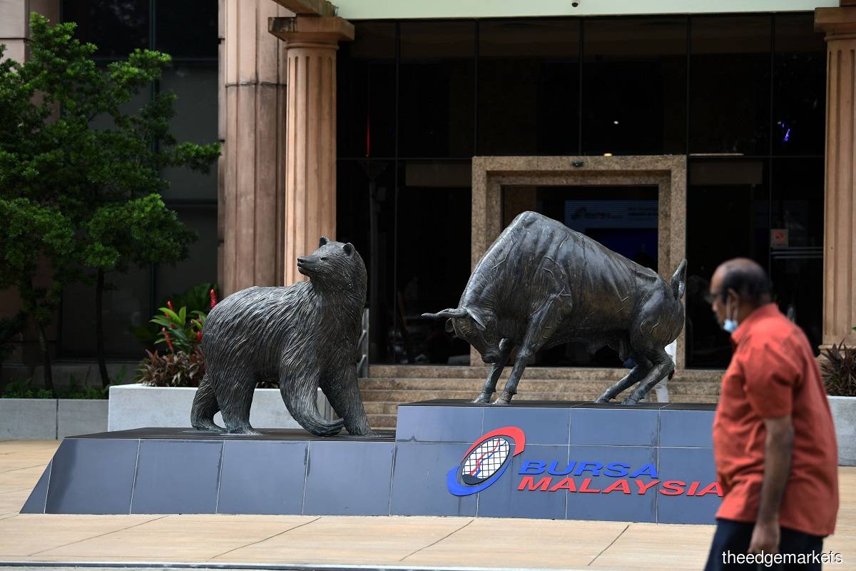 On a weekly basis, the KLCI dropped 20.04 points from 1,456.74 at the end of the previous week. (Photo by Low Yen Yeing/The Edge)